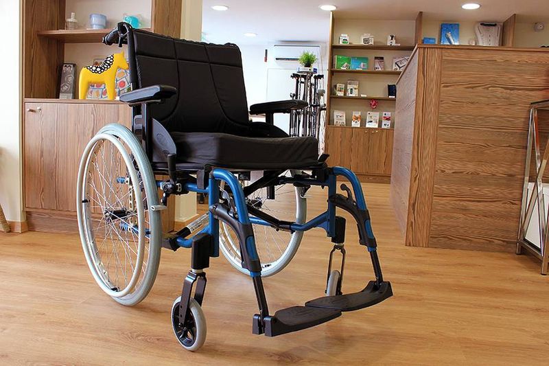 Fauteuil roulant manuel léger et maniable à Marseille