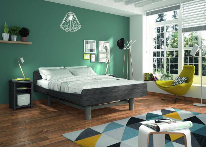 Un lit médicalisé double pour deux personnes, avec un habillage bois : idéal pour s'intégrer à votre intérieur à Marseille