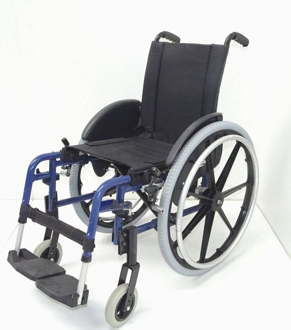 Location fauteuil roulant avec relève jambe à Marseille 13008